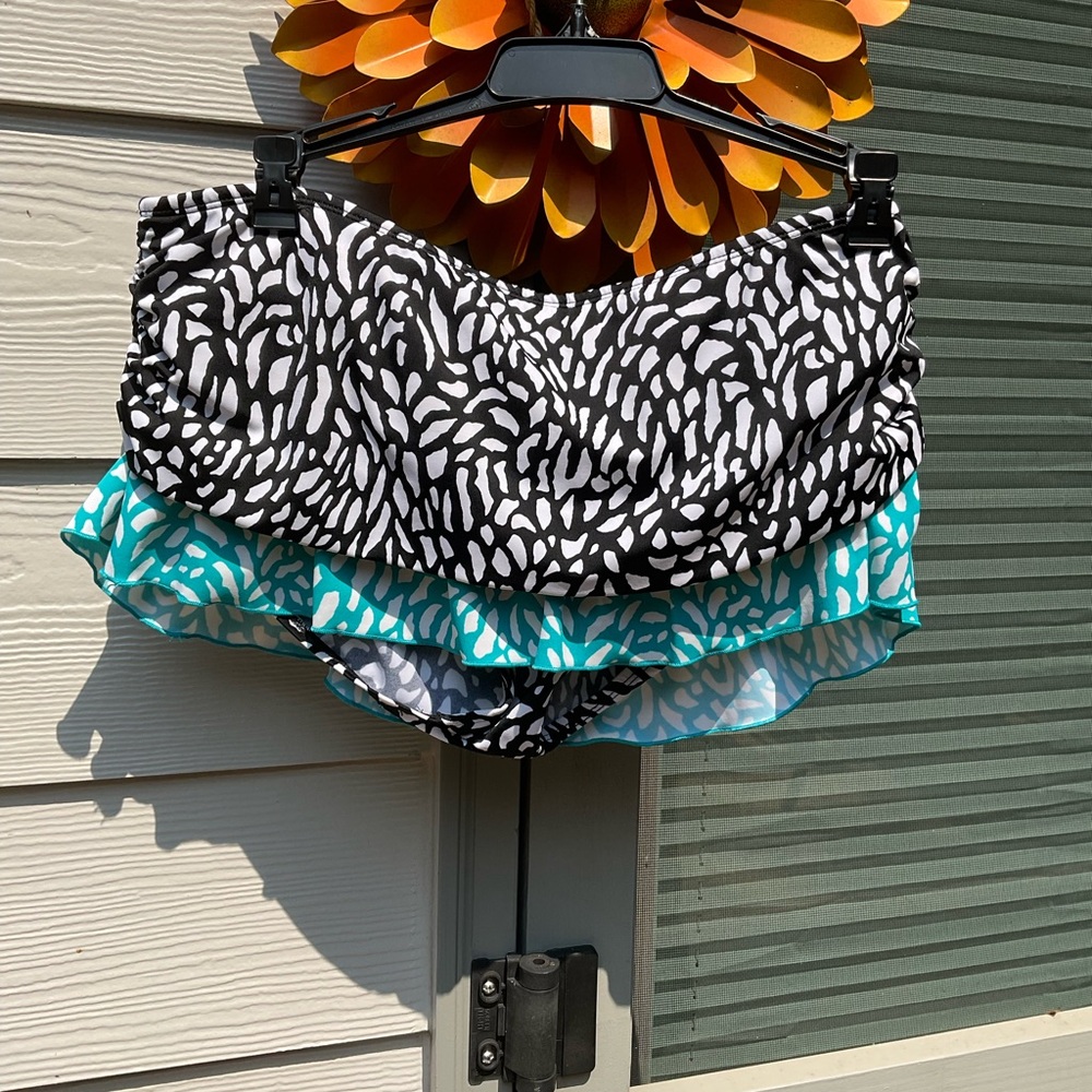 24th & Ocean Black and White Sailor Collar Blouse with Tie Front - Picture 4 of 9